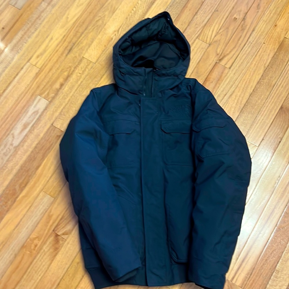 North Face Men coat in black size S. Coat is gently used in excellent condition
